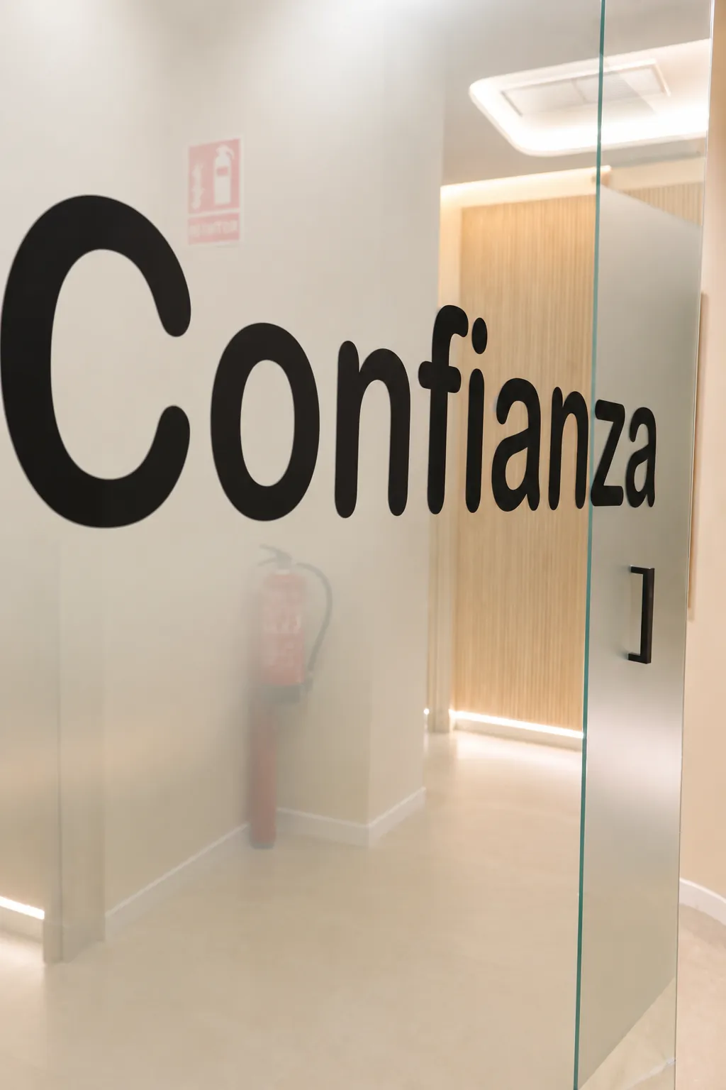 Cristal de la clínica con la palabra «Confianza»