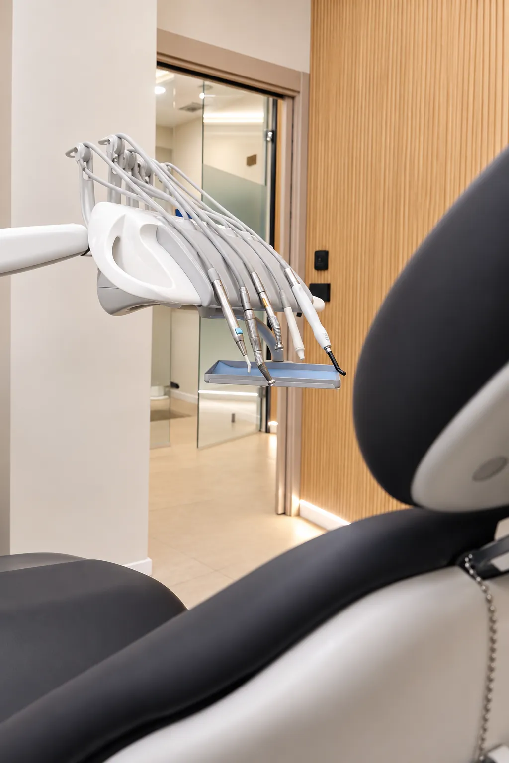 Sillón dental y equipo de un gabinete de la clínica