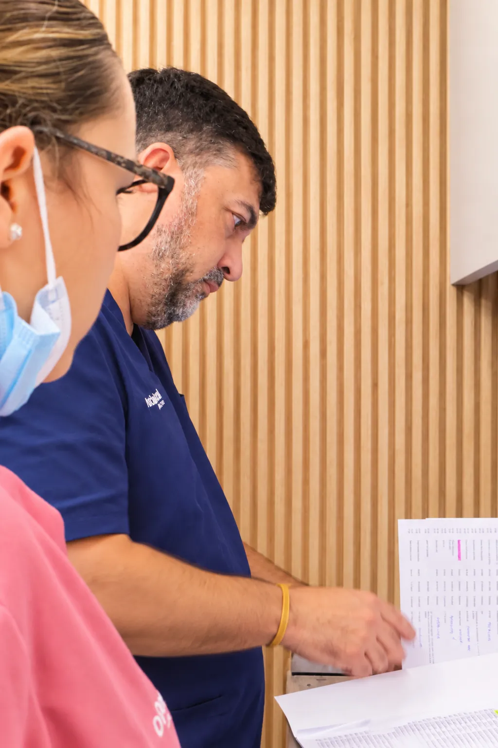 Profesionales del equipo consultando documentación en la clínica