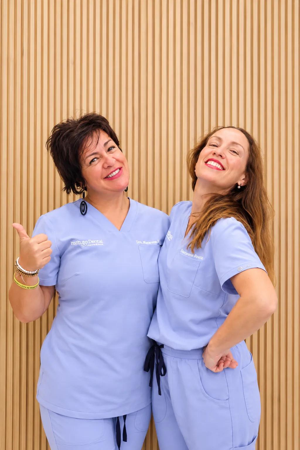 Las doctoras Lucrecia y Macarena Botella sonriendo con uniforme lila, una de ellas con el pulgar arriba